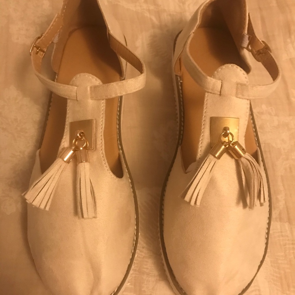 Women’s closed toe athletic beige sandal